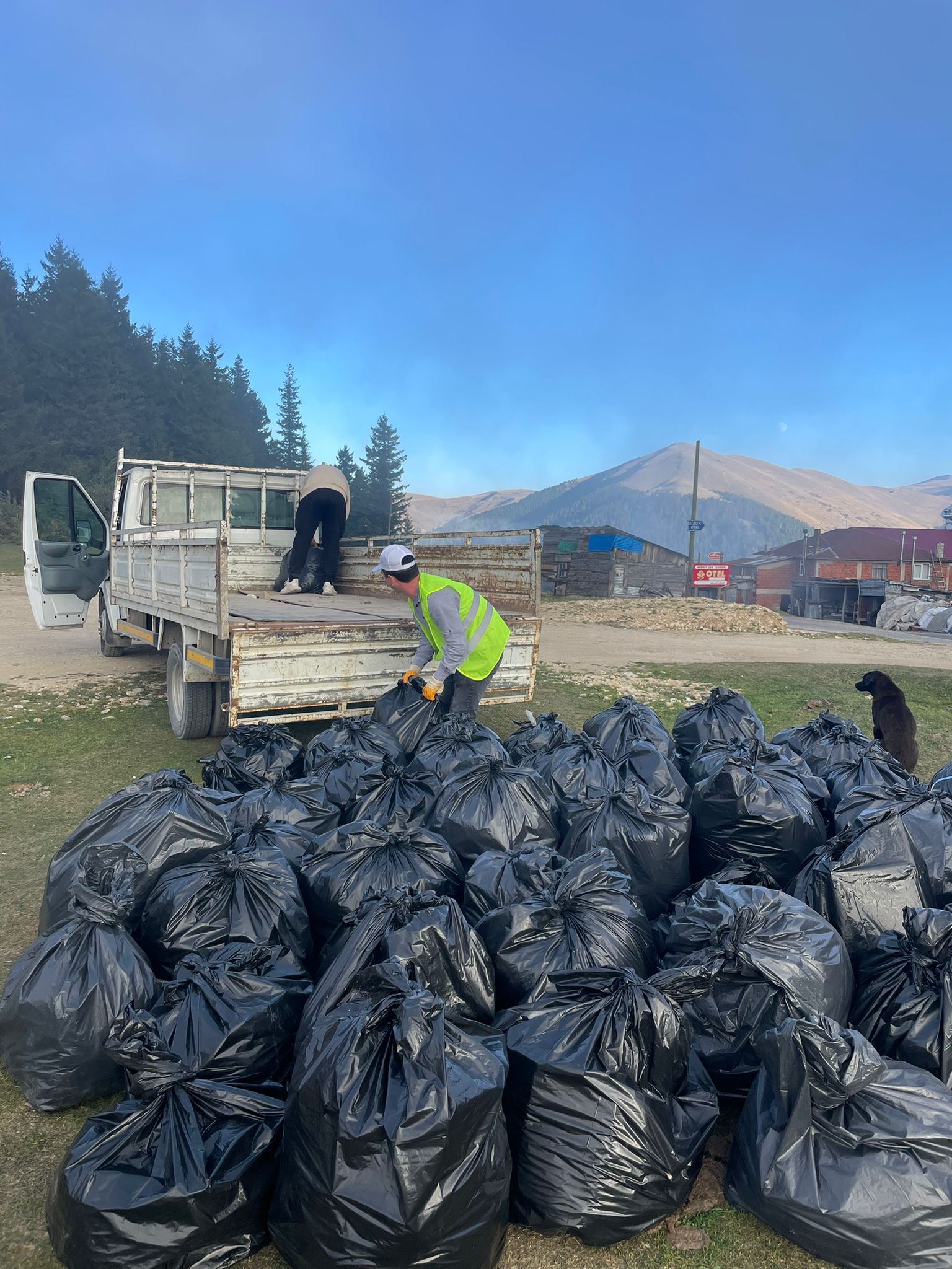 Kümbet Yaylası’ndan 2 Ton Çöp Toplandı