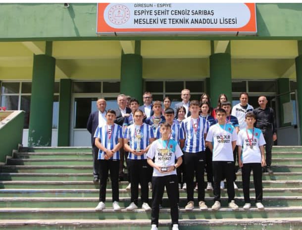 Gençlik ve Spor İl Müdürü Muzaffer ERGÜN; Espiye Gençlik ve Spor İlçe Müdürü Hasan Tolga CEBECİ ve Okul Sporları Şube Müdürü Abdurrahman GENÇ ile birlikte Espiye Şehit Cengiz Sarıbaş Mesleki ve Teknik Anadolu Lisesi’ni ziyaret etti