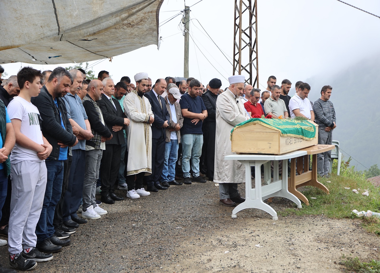 VALİ SERDENGEÇTİ, MUHTAR CENGİZ ÇITLAK’IN CENAZESİNE KATILDI