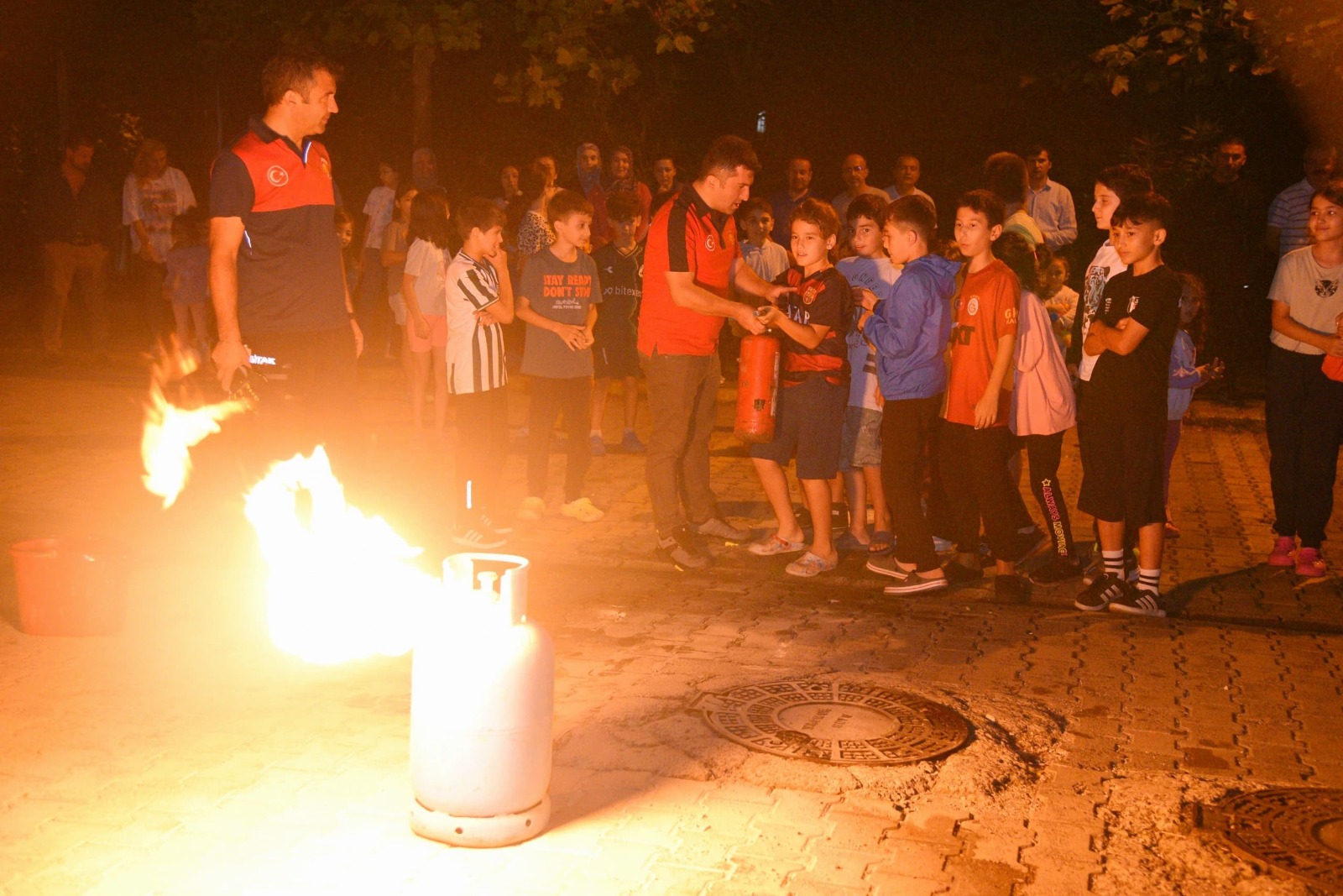 İTFAİYE YANGIN TATBİKATLARINA DEVAM EDİYOR  GERÇEĞİNİ ARATMAYAN EĞİTİMLERLE BİLİNÇLENME SAĞLANIYOR