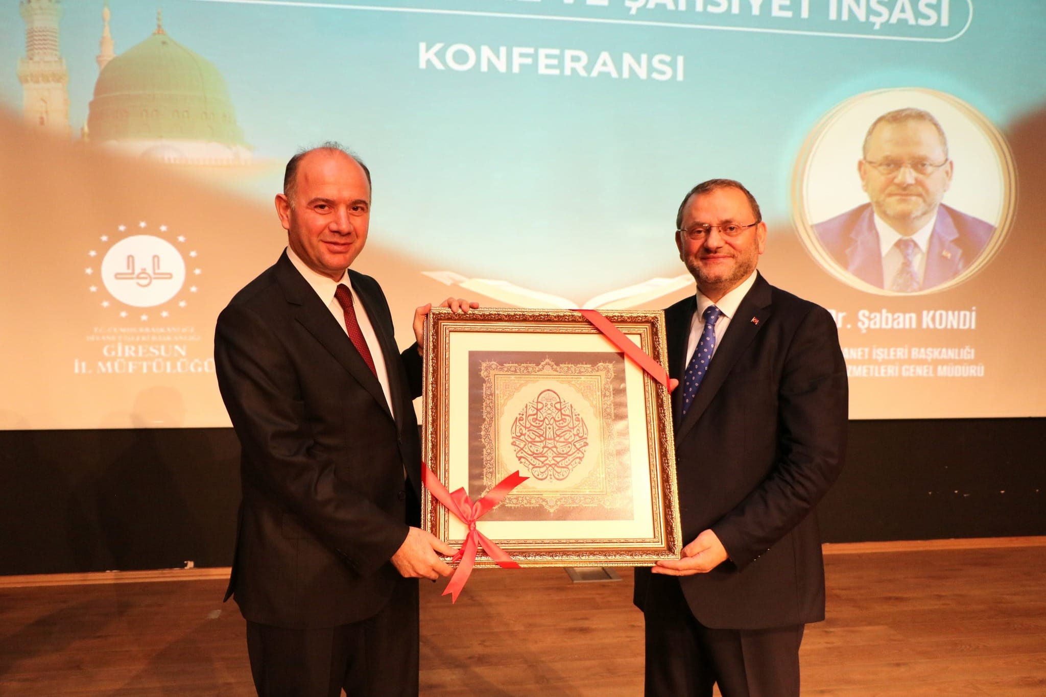 VALİ SERDENGEÇTİ. “PEYGAMBERİMİZ VE ŞAHSİYET İNŞASI” KONULU KONFERANSA KATILDI