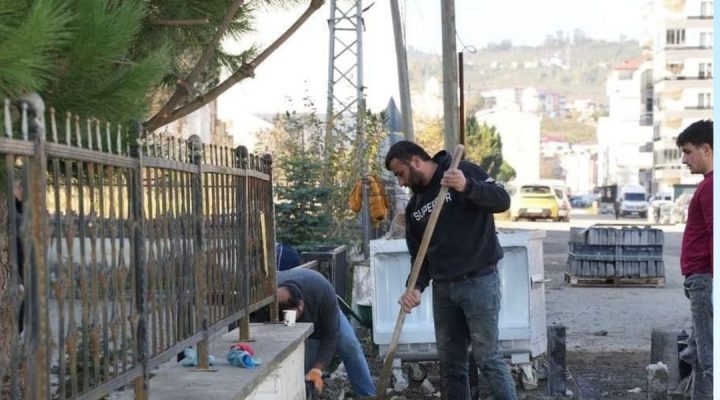 PİRAZİZ DEVLET HASTANESİ YOLUNDA KALDIRIM ÇALIŞMALARI GERÇEKLEŞTİRİLDİ