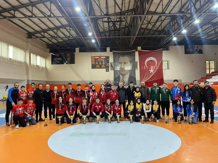 FLOOR CURLİNG’TE ŞAMPİYON ESPİYE ŞEHİT CENGİZ SARIBAŞ MESLEKİ VE TEKNİK ANADOLU LİSESİ  2024-2025 ÖĞRETİM YILI OKUL SPORLARI FLOOR CURLİNG GENÇLER KIZ-ERKEK-KARMA İL BİRİNCİLİĞİ ESPİYE MUHSİN YAZICIOĞLU SPOR SALONUNDA DÜZENLENDİ