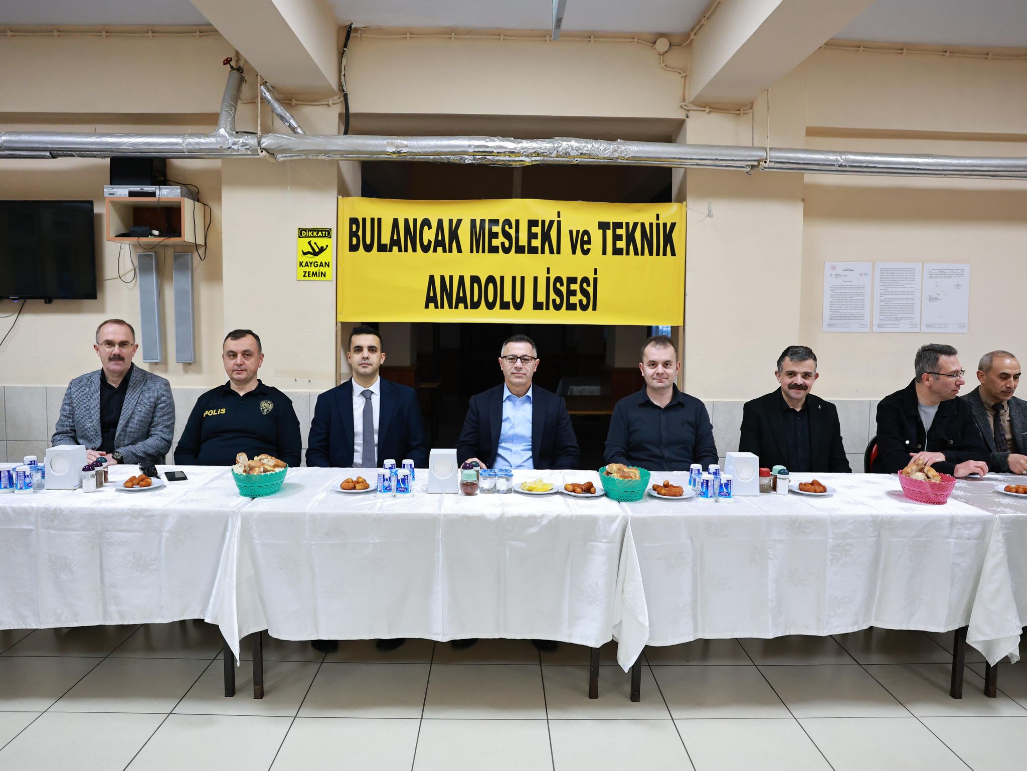 KAYMAKAM ÜNAL KOÇ, BULANCAK MESLEKİ VE TEKNİK ANADOLU LİSESİ’nde İFTARA KATILDI