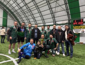 YEŞİL SAHADA ADALET RÜZGARI: BULANCAK ADLİYESİ ŞAMPİYONLUK KUPASINI KALDIRDI