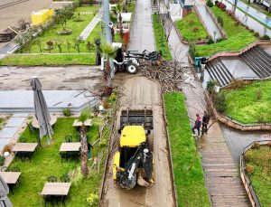 PLAJLAR BÖLGESİNDE YENİLEME SEFERBERLİĞİ: AHŞAP YOLLAR YERİNİ TAŞ PEYZAJA BIRAKIYOR