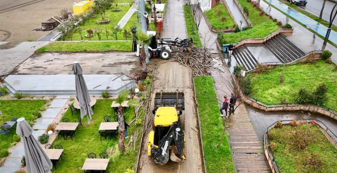 PLAJLAR BÖLGESİNDE YENİLEME SEFERBERLİĞİ: AHŞAP YOLLAR YERİNİ TAŞ PEYZAJA BIRAKIYOR