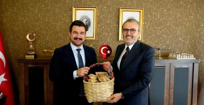 MAHİR ÜNAL’DAN PİRAZİZ BELEDİYESİNE ANLAMLI ZİYARET