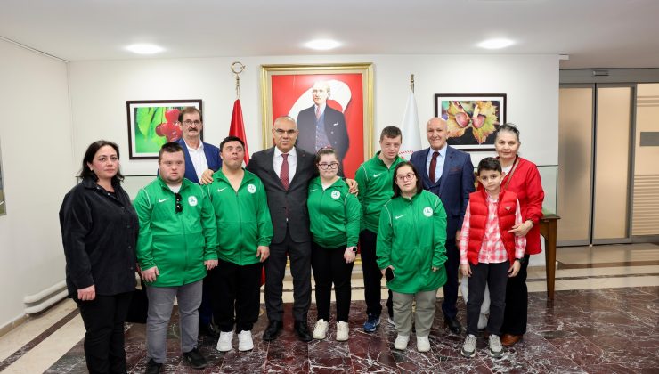 VALİ MUSTAFA KOÇ, ÖZEL SPORCULARI MAKAMINDA AĞIRLADI