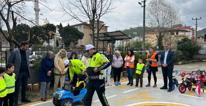 GİRESUN’DA MİNİK ELLER GÜVENLİ GELECEĞE: TRAFİK EĞİTİMCİLERİNE ÖZEL EĞİTİM
