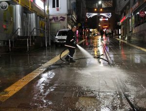 GİRESUN SOKAKLARINDA GECE MESAİSİ: ŞEHİR TAZYİKLİ SUYLA ARINIYOR