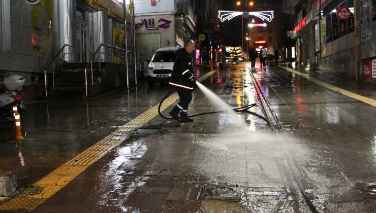 GİRESUN SOKAKLARINDA GECE MESAİSİ: ŞEHİR TAZYİKLİ SUYLA ARINIYOR