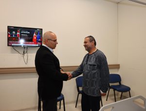 VALİ MUSTAFA KOÇ’TAN HASTANE ZİYARETİ: BAŞKAN DEMİRAĞ VE VATANDAŞLARA GEÇMİŞ OLSUN DİLEĞİ