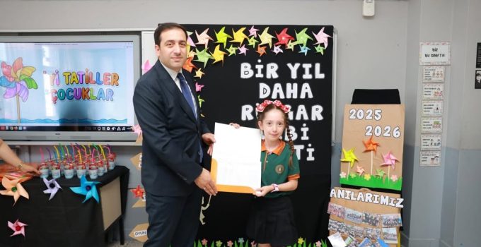 İSTİKLAL İLKOKULU’NDA KARNE HEYECANI: ÖĞRENCİLER YAZ TATİLİNE “MERHABA” DEDİ