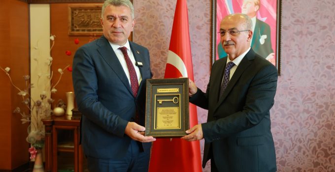 NECMİ SIBIÇ, YENİ ÜNİVERSİTE BİNASININ ANAHTARINI TESLİM ETTİ