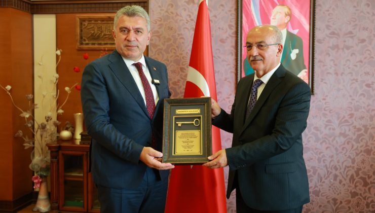 NECMİ SIBIÇ, YENİ ÜNİVERSİTE BİNASININ ANAHTARINI TESLİM ETTİ
