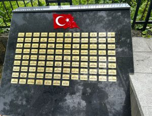 ZAFER PARTİSİ’NDEN ŞEHİTLİKTEKİ DEĞİŞİKLİĞE SERT TEPKİ: “81 ŞEHİDİMİZİN İSMİ NEDEN SİLİNDİ?”